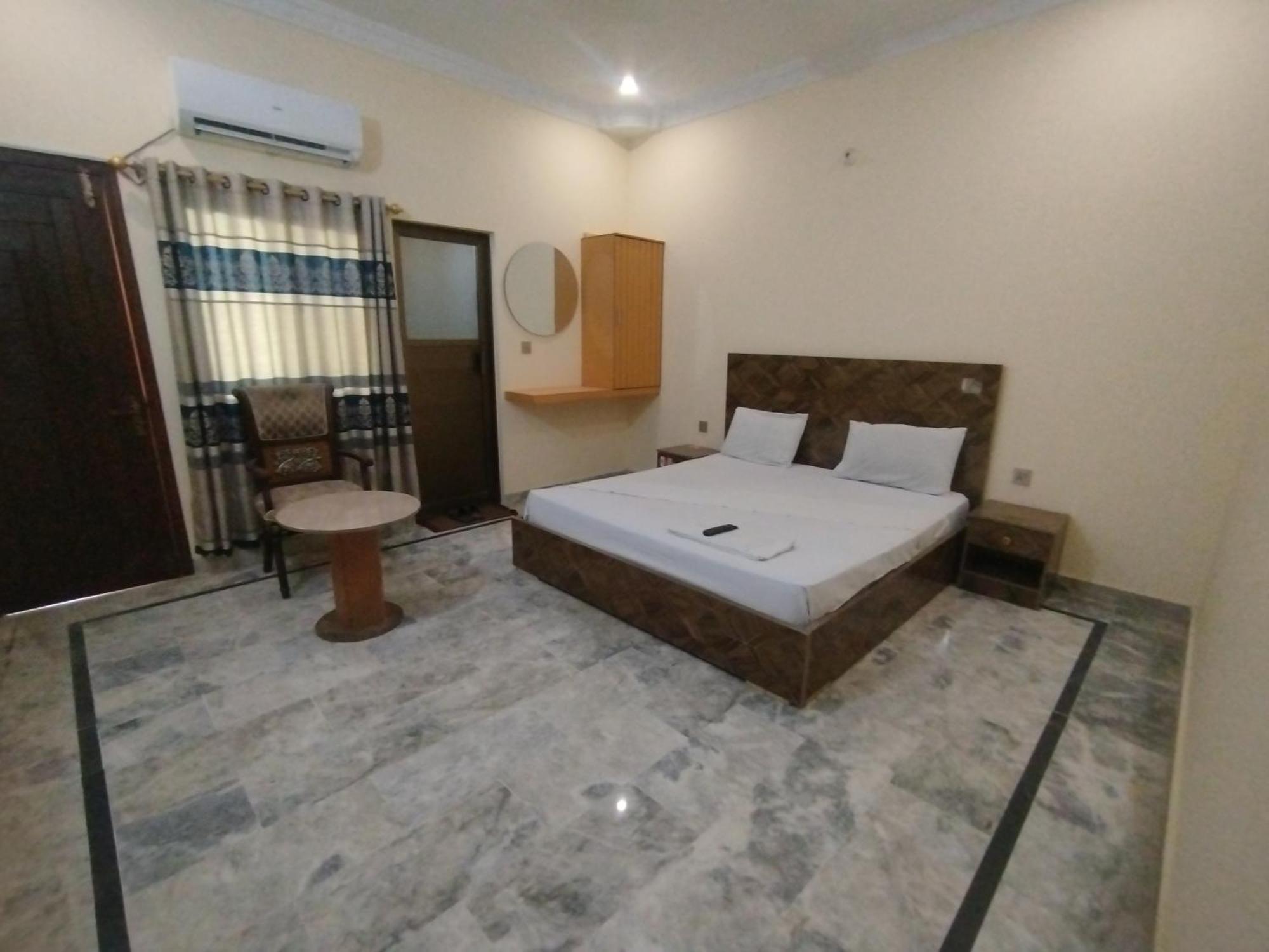 Hotel Crown Plaza, Near Karachi Airport, Darul Sehat Hospital, Dow, Agha Khan And Liaqat Hospital ภายนอก รูปภาพ