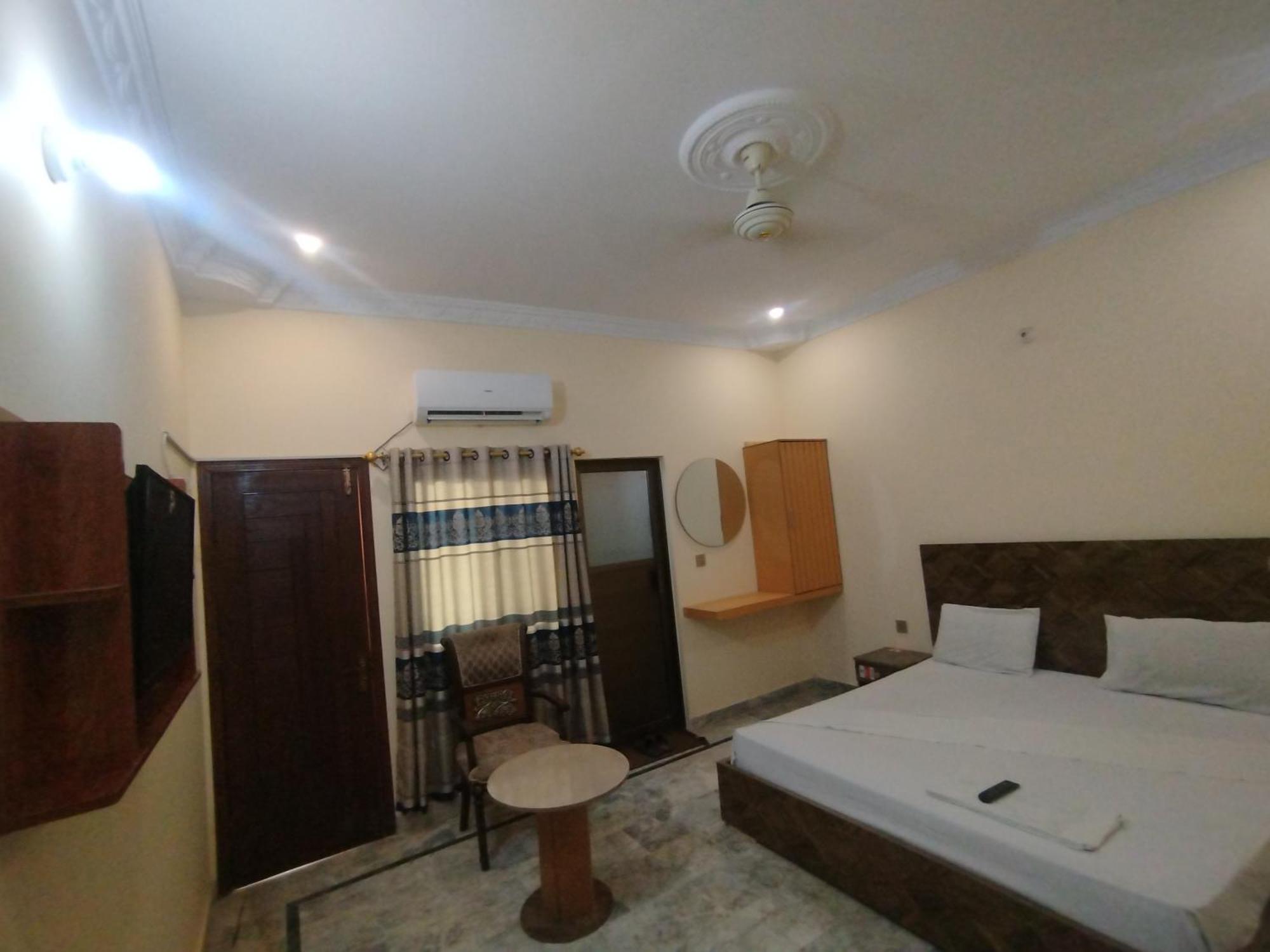 Hotel Crown Plaza, Near Karachi Airport, Darul Sehat Hospital, Dow, Agha Khan And Liaqat Hospital ภายนอก รูปภาพ
