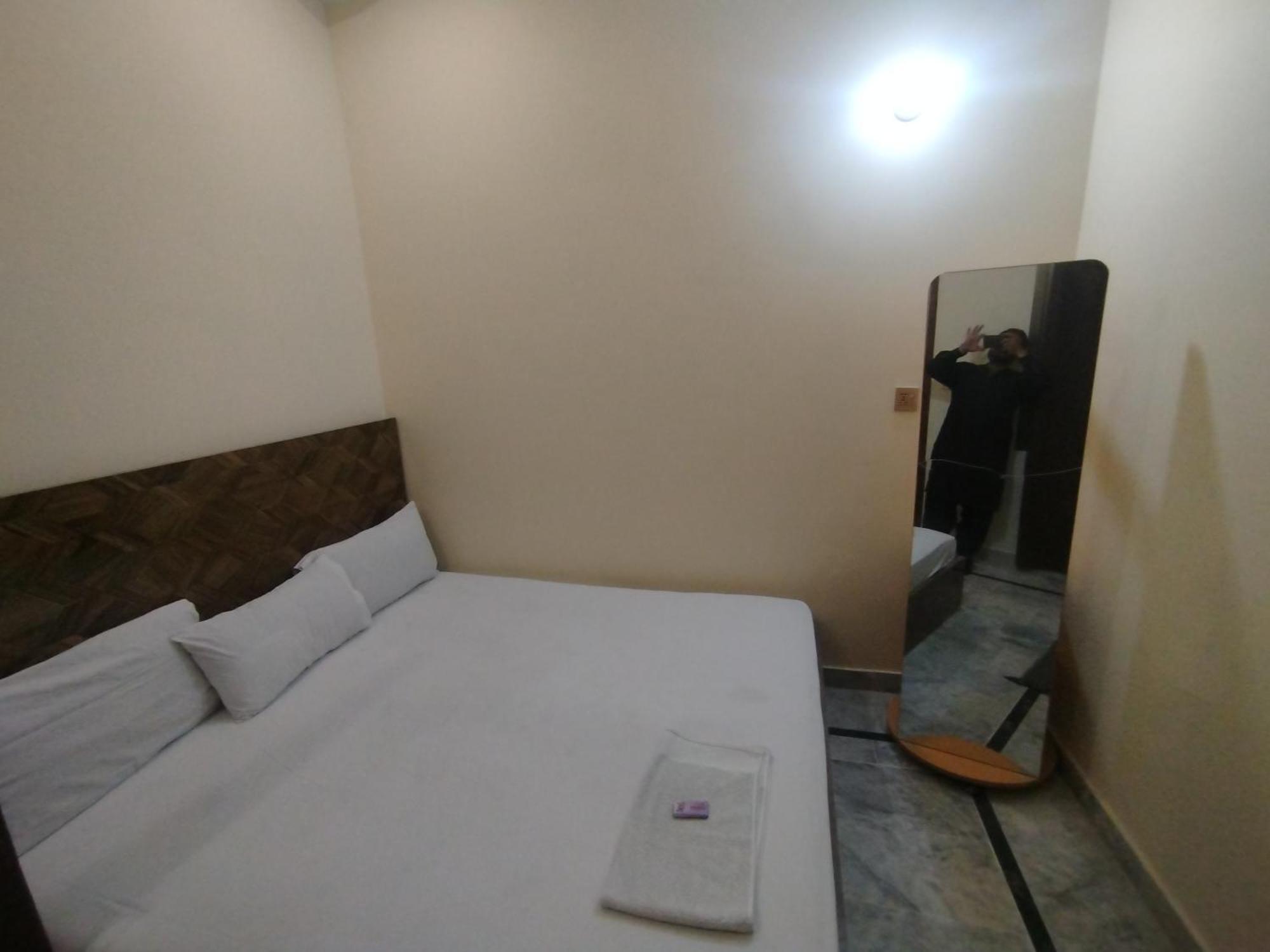 Hotel Crown Plaza, Near Karachi Airport, Darul Sehat Hospital, Dow, Agha Khan And Liaqat Hospital ภายนอก รูปภาพ